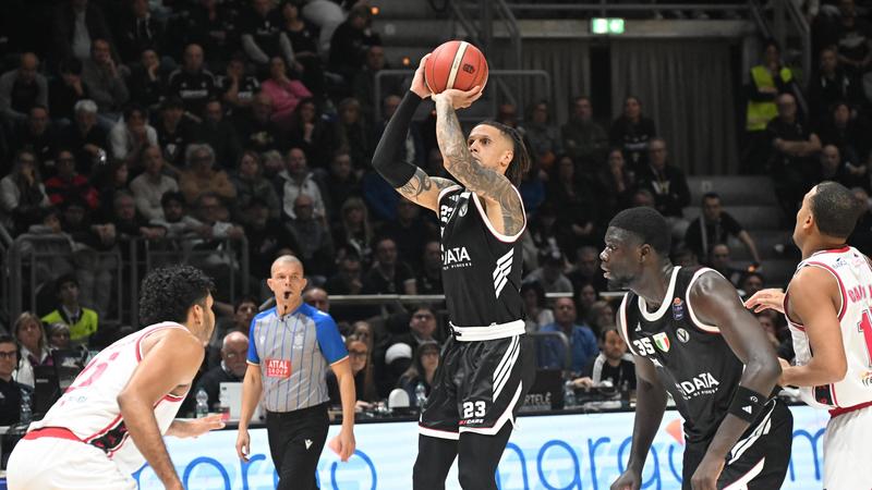 La Virtus Bologna batte Reggio Emilia 80-78 e tiene la testa della classifica