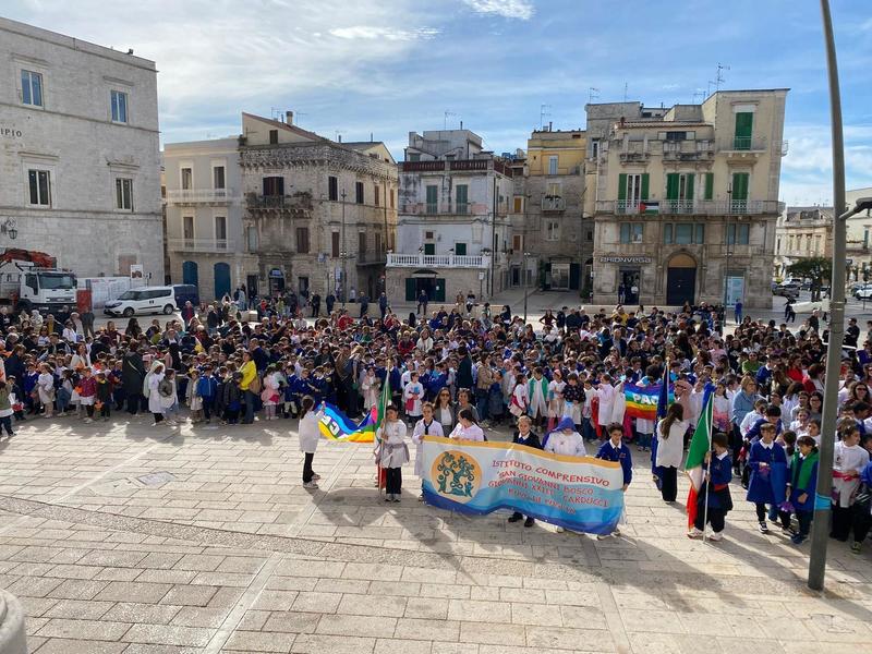 Piccole e giovani voci chiedono la pace in piazza Matteotti Le foto Piccole e giovani voci chiedono la pace in piazza Matteotti Le foto