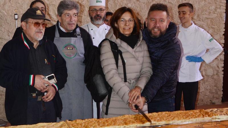 Solidarietà da record: una focaccia di 125 metri in aiuto delle Romite per la ricostruzione del monastero Solidarietà da record: una focaccia di 125 metri in aiuto delle Romite per la ricostruzione del monastero