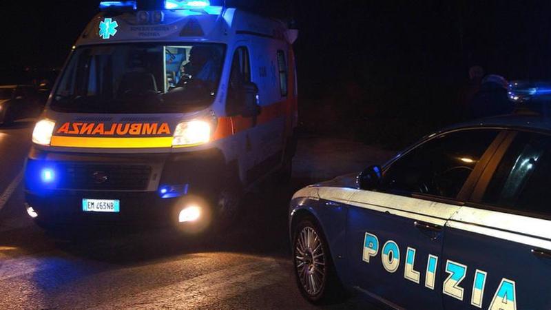 Notte di follia in un locale: ragazzo colpito al volto con una chiave inglese
