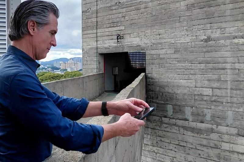 Governador da Califórnia vai a Sesc Pompeia, de Lina Bo Bardi, em São Paulo Governador da Califórnia vai a Sesc Pompeia, de Lina Bo Bardi, em São Paulo