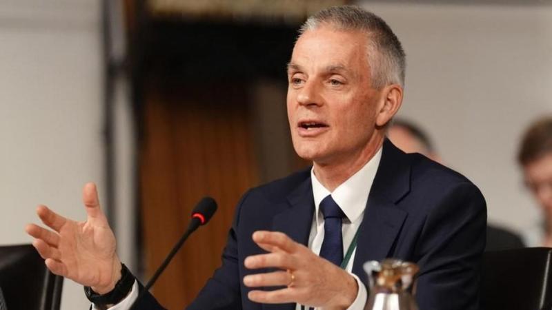 Terremoto alla Bbc, si dimettono il direttore generale Tim Davie e la ceo delle news Deborah Turness: avevano mandato in onda un documentario su Trump con un discorso modificato