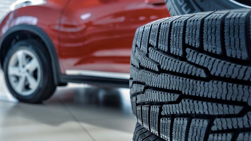 Gomme invernali in Lombardia, ultimi giorni per mettersi in regola: i prezzi del cambio e le multe se non lo fate