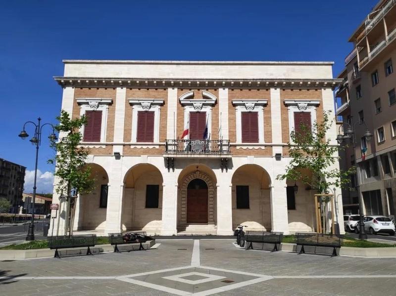 «È parzialmente cieco, ma va in bici»: chi è il centralinista della Provincia assolto