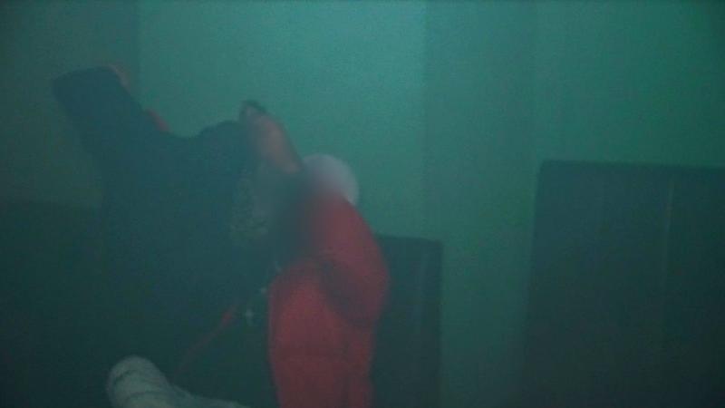 Milano, immortalato per caso dalla fotografa del locale mentre infila la mano nella tasca di un giubbotto per rubare: arrestato