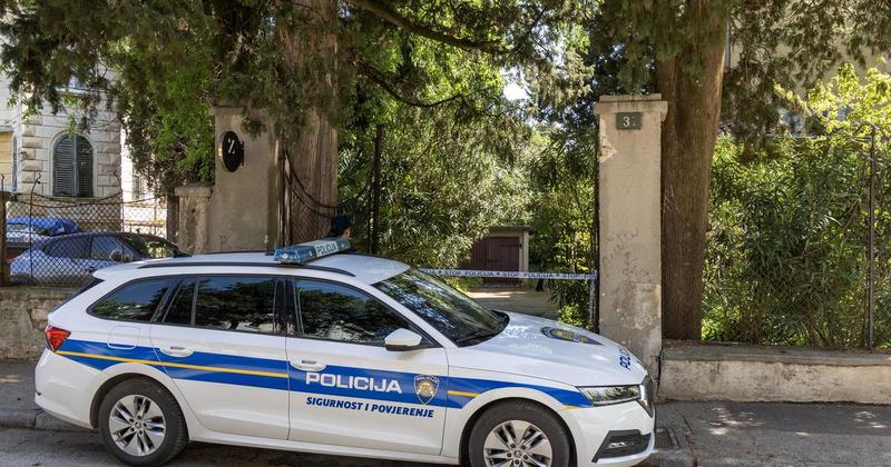 Drogirani mladi policajac divljao po cesti, usred dana dva puta pucao kroz prozor automobila. Pomagao mu mlađi Srbin