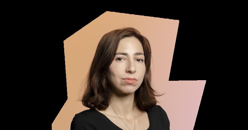 Daar zat ik op de bank in de lichte bovenwoning van Anita Leeser-Gassan