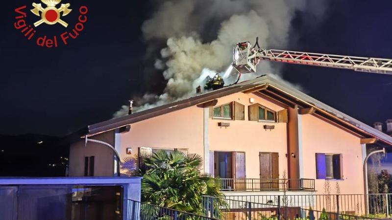 Uggiate con Ronago, incendio sul tetto di una casa: evacuate 3 famiglie