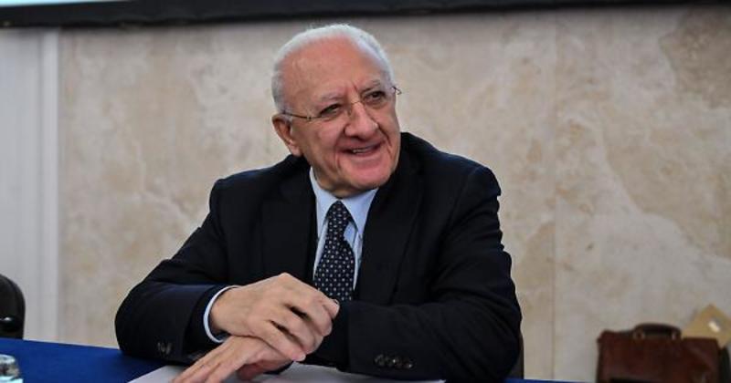 De Luca resta il futuro, Fico muto sul passato