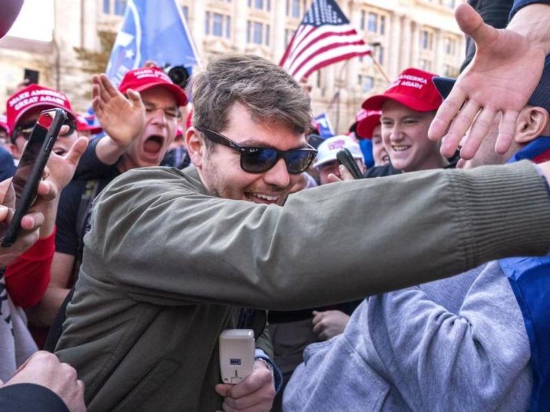 Nick Fuentes, il «profeta» del suprematismo che fa litigare il mondo Maga: «Hitler figo, ebrei da eliminare»