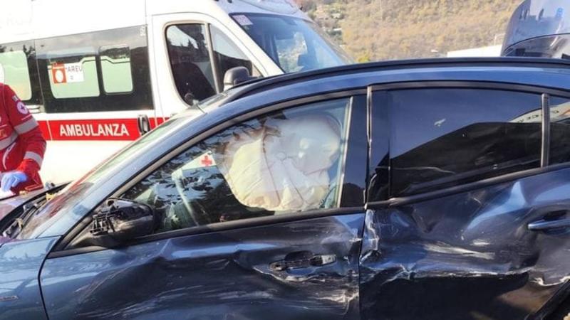 Casazza, l’ambulanza in sirena sorpassa ma l’auto svolta a sinistra: 4 feriti