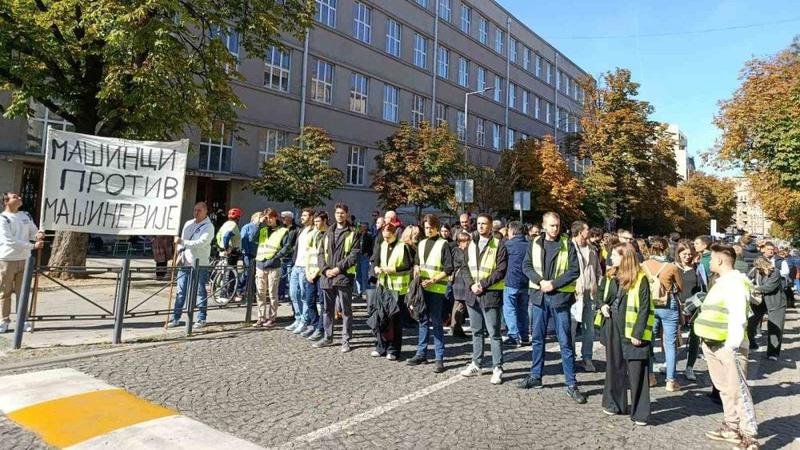 Roditelji učenika Pete beogradske gimnazije 12. novembra protestuju ispred Ministarstva prosvete Roditelji učenika Pete beogradske gimnazije 12. novembra protestuju ispred Ministarstva prosvete