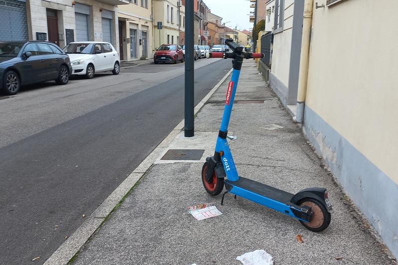 Monopattini abbandonati, in arrivo nuove misure contro il parcheggio selvaggio a Ferrara