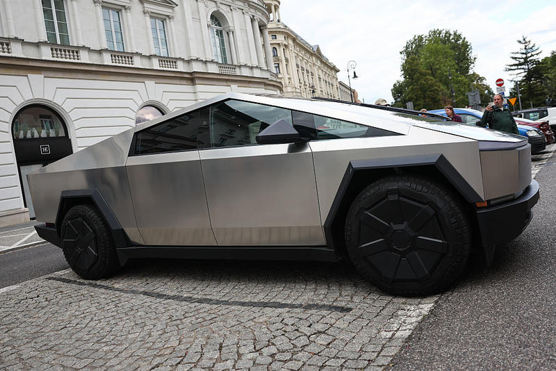 Tesla Cybertruck Setbacks Mount as Top Engineers Announce Departures