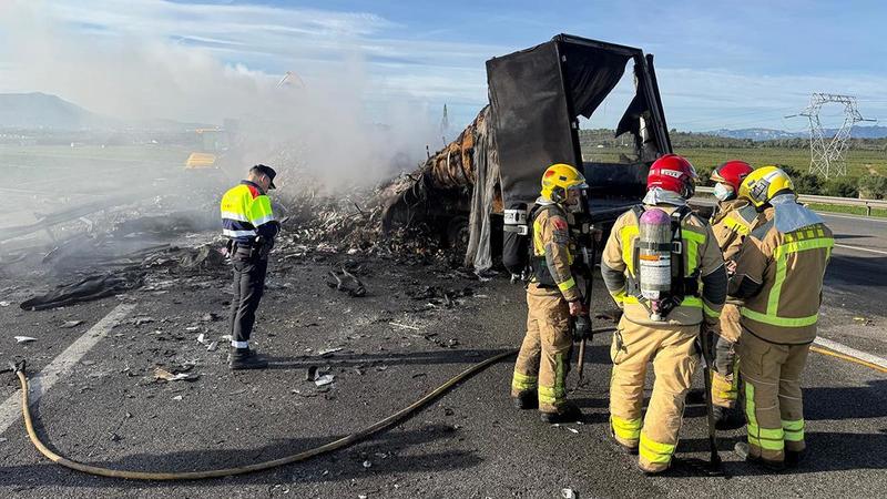 Cortada otra vez la AP-7, a la altura de L'Aldea, por un accidente con tres camiones implicados