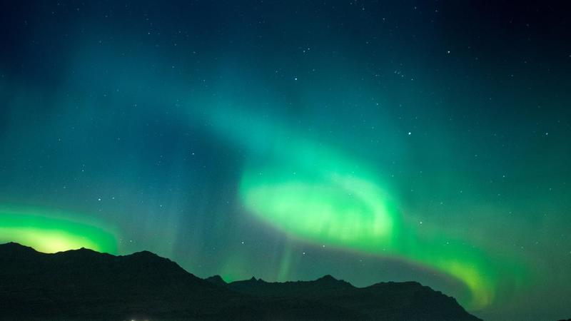 Tempesta geomagnetica forte sull’Italia: possibile aurora boreale – Il momento migliore per osservare il cielo