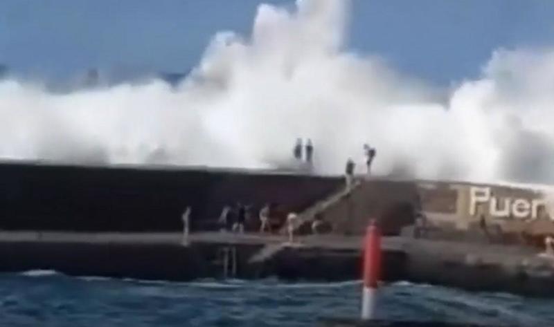 Tenerife, la mareggiata fa paura: tre turisti morti tra le onde