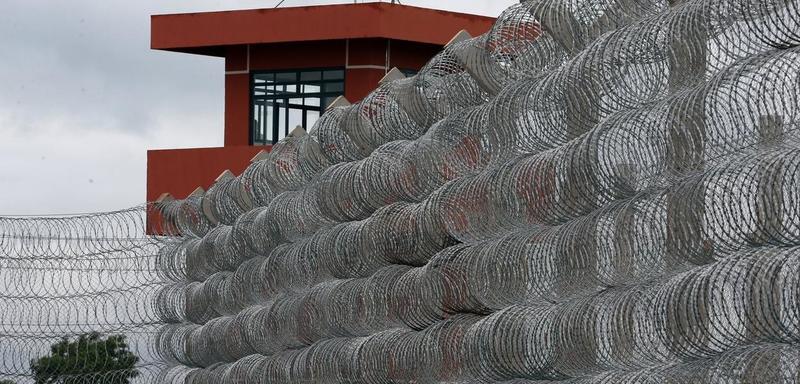 Entre o portão de ferro e o portão eletrônico