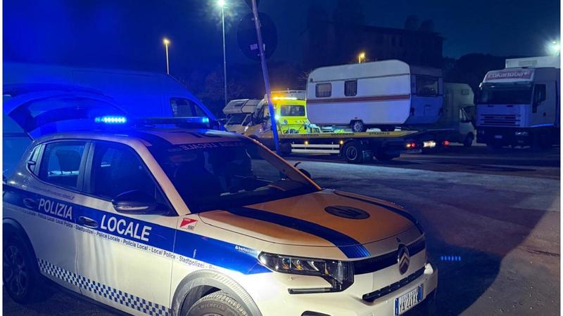 Sgombero nel parcheggio di via Fada: sfrattati e sequestrati 9 camper