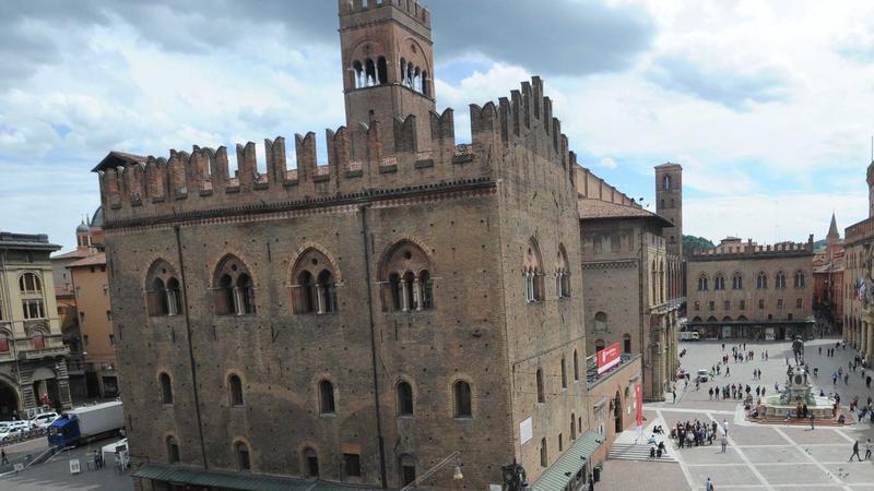 Asta benefica a Palazzo Re Enzo, battuti pezzi unici personalizzati da artisti e designer