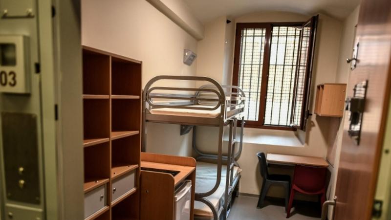 I 20 giorni in cella di Sarkozy: si è nutrito di yogurt. I figli sui social: «Viva la libertà»