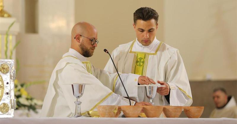 Evo kako izgleda novi đakon za kojim su samoborske dame totalno poludjele, predviđaju mu punu crkvu