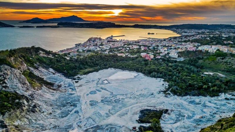 Campi Flegrei, i parametri tutti in aumento costanteIl suolo sale di 2,5 cm al mese Campi Flegrei, i parametri tutti in aumento costanteIl suolo sale di 2,5 cm al mese