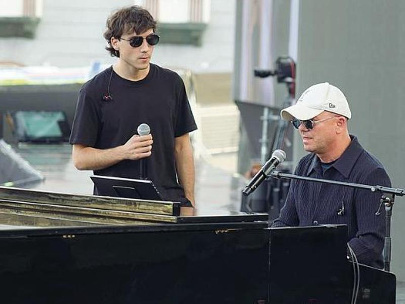 Set all'Excelsior per il biopic su Gigi D'Alessio. Matteo Paolillo: «Ho perso 10 chili per interpretarlo» Set all'Excelsior per il biopic su Gigi D'Alessio. Matteo Paolillo: «Ho perso 10 chili per interpretarlo»