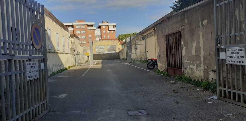 Livorno, riaperto il parcheggio di via Zola: «Gli studenti ci lascino gli scooter»