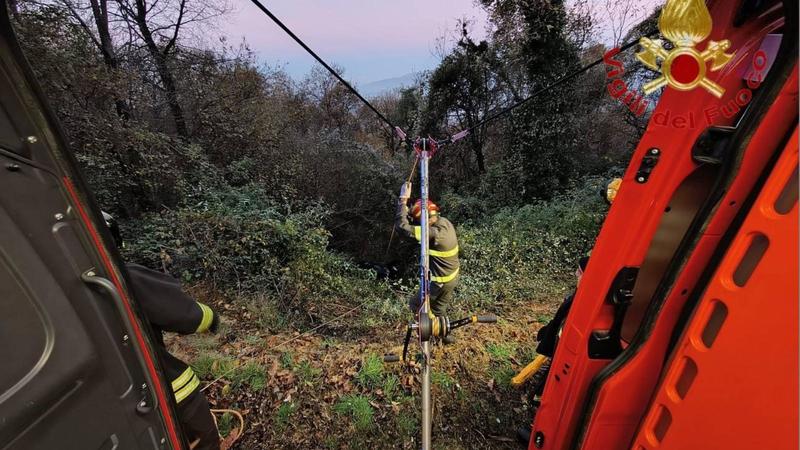 Colle Brianza, finisce nella scarpata con l'auto e resta imprigionato nell’abitacolo