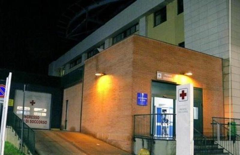 Livorno, si scaglia contro un medico e crea il caos in zona triage. Aggredita anche un’infermiera