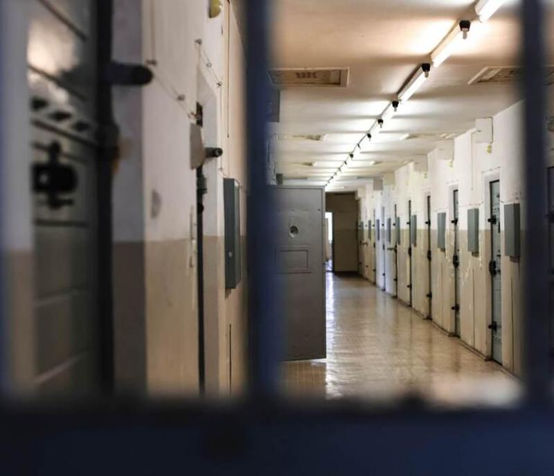 Suicidio in carcere a Ferrara, assolto l’agente che doveva controllare