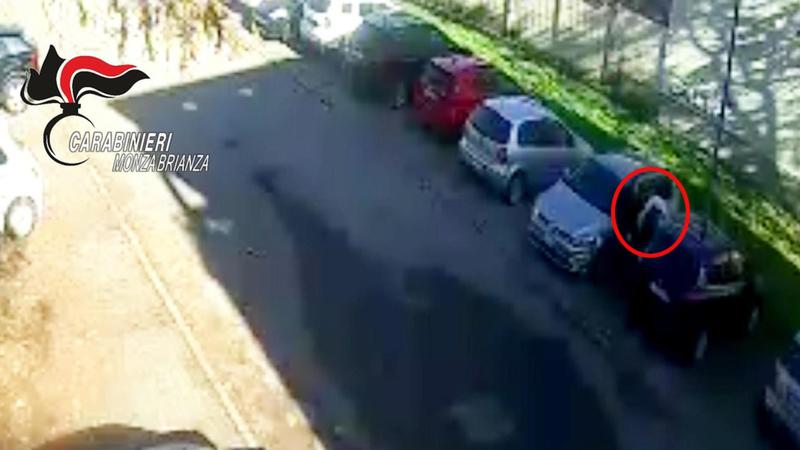 Getta benzina in faccia all’ex moglie e prova a darle fuoco: arrestato, la controllava con il Gps. “Vuoi vedere i tuoi figli questa sera?”