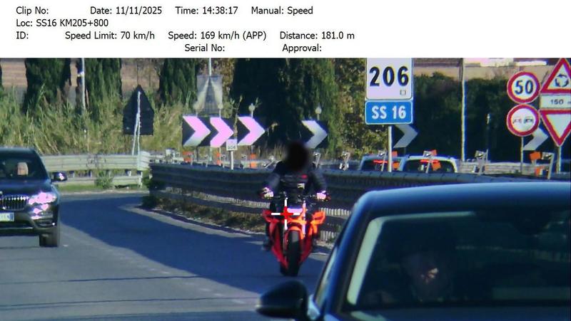 Corsa spericolata sulla moto: quasi 100 chilometri orari oltre il limite sulla Statale 16
