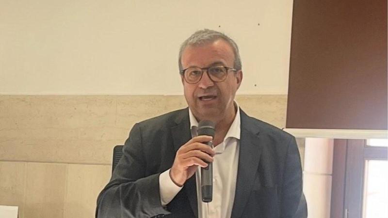 Assessore sardo scivola al ministero delle Imprese e rompe con una testata vetrata artistica di Mario Sironi