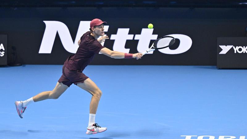 Sinner ghiaccio puro: Zvererv ko in meno di due ore con 6-4, 6-3. Jannik è già in semifinale alle Atp Finals