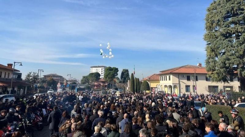 L’ultimo saluto a Nicholas: «Continua a correre, pedalare e nuotare tra le stelle»