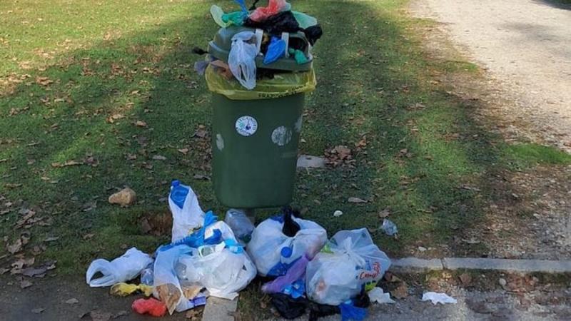Rifiuti abbandonati nel parco a Villa di Serio. Il sindaco: cestini puliti poco prima