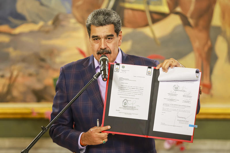 Maduro ordena crear comandos de defensa en caso de «lucha armada» ante despliegue de EEUU Maduro ordena crear comandos de defensa en caso de «lucha armada» ante despliegue de EEUU