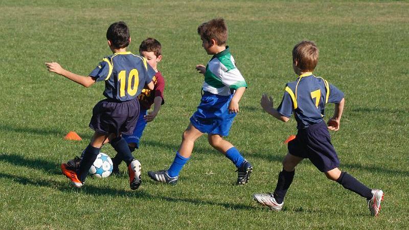 L’iscrizione, la divisa, gli scarpini e la salamella a bordo campo: la Scuola Calcio ormai è un lusso