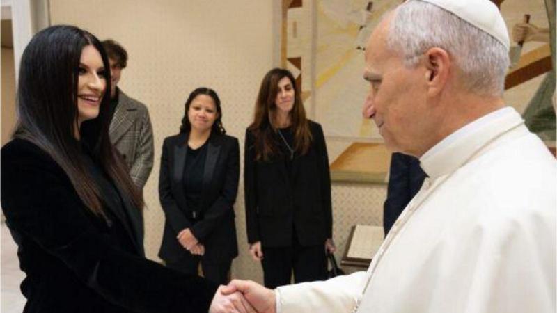 Laura Pausini da Papa Leone riceve il Global Icon Award. “Incontro straordinario, gli ho regalato una canzone”