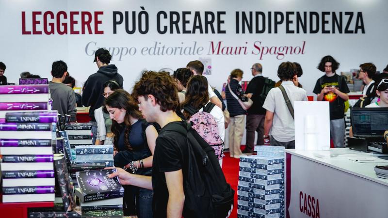 Leggere piace ai giovani, gli under 24 amano i romanzi. Gli effetti sull’umore: sono più felici Leggere piace ai giovani, gli under 24 amano i romanzi. Gli effetti sull’umore: sono più felici