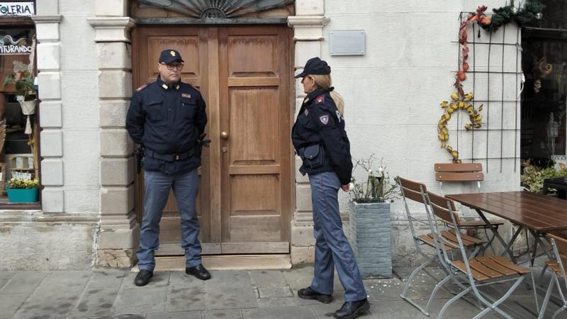 Madre uccide figlio di 9 anni tagliandogli la gola con un coltello da cucina