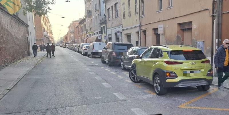 Fermate piccole e parcheggi selvaggi, a Ferrara prendere il bus è un’impresa