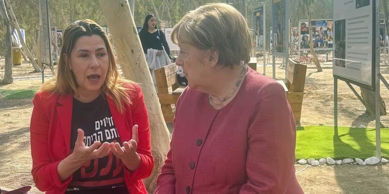 Altkanzlerin Merkel besucht Orte der Massaker