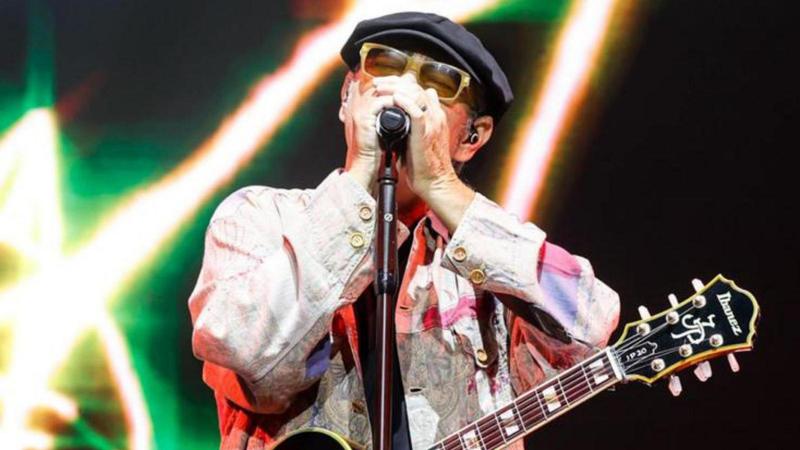 Grande omaggio a Luca Carboni: luminarie di Natale dedicate a ‘Bologna è una regola’