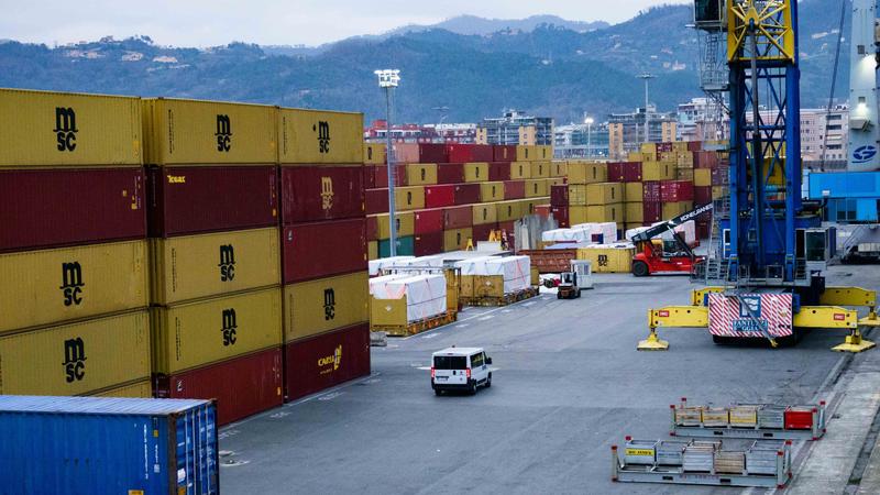 Tassa sui pacchi cinesi in Manovra, il governo ci pensa seriamente. L’effetto sui prezzi delle spedizioni