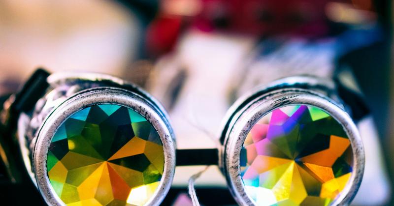 Exploring Synesthetic Experience Through Virtual Reality Drawing