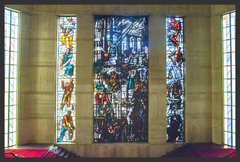 Distrutta a Roma la vetrata dell’illustre artista Mario Sironi nel 1931 commissionata dal Ministro Giuseppe Bottai. Clamoroso incidente al Ministero delle Imprese e del Made in Italy per la caduta dell’assessore sardo Emanuele Cani.