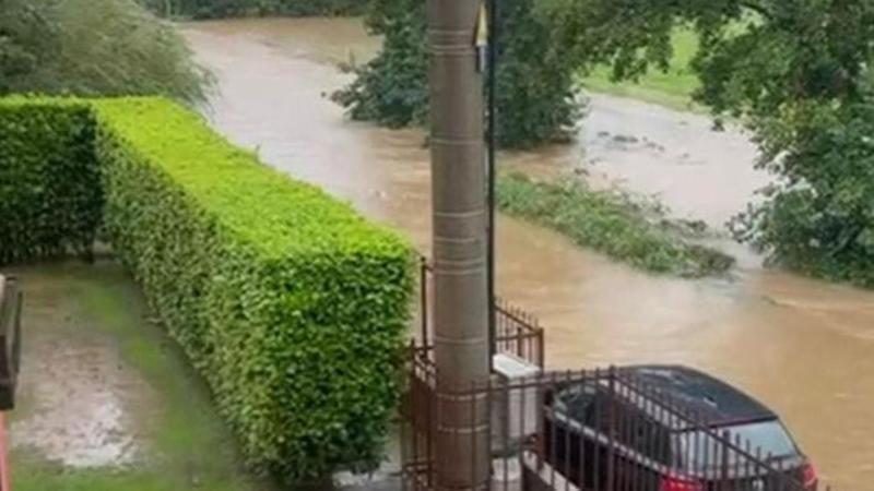 Bergamo, strada allagata a ogni temporale. Il Comune: «Ripuliremo i canali»